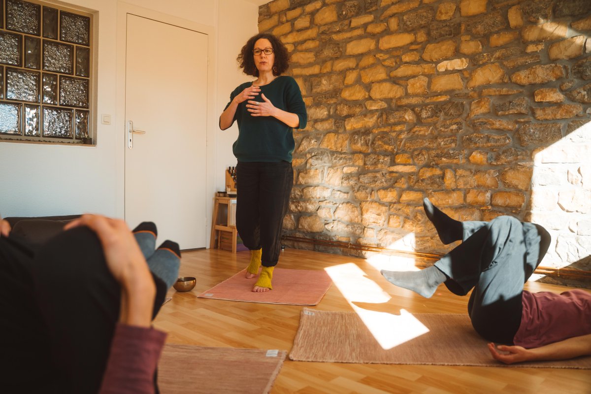 Axelle Gagnard Hatha yoga Belfort Image de cours collectif de Hatha yoga. Axelle Gagnard yoga à Belfort. Photographe Tom Clément