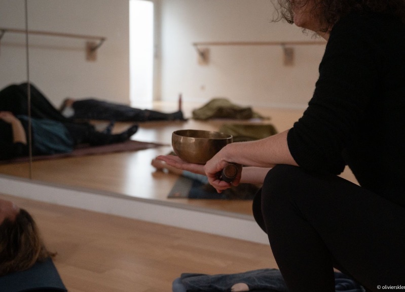 Axelle Gagnard yoga Belfort Cours collectif de yoga à Belfort. Axelle Gagnard. Photographe Olivier Skler