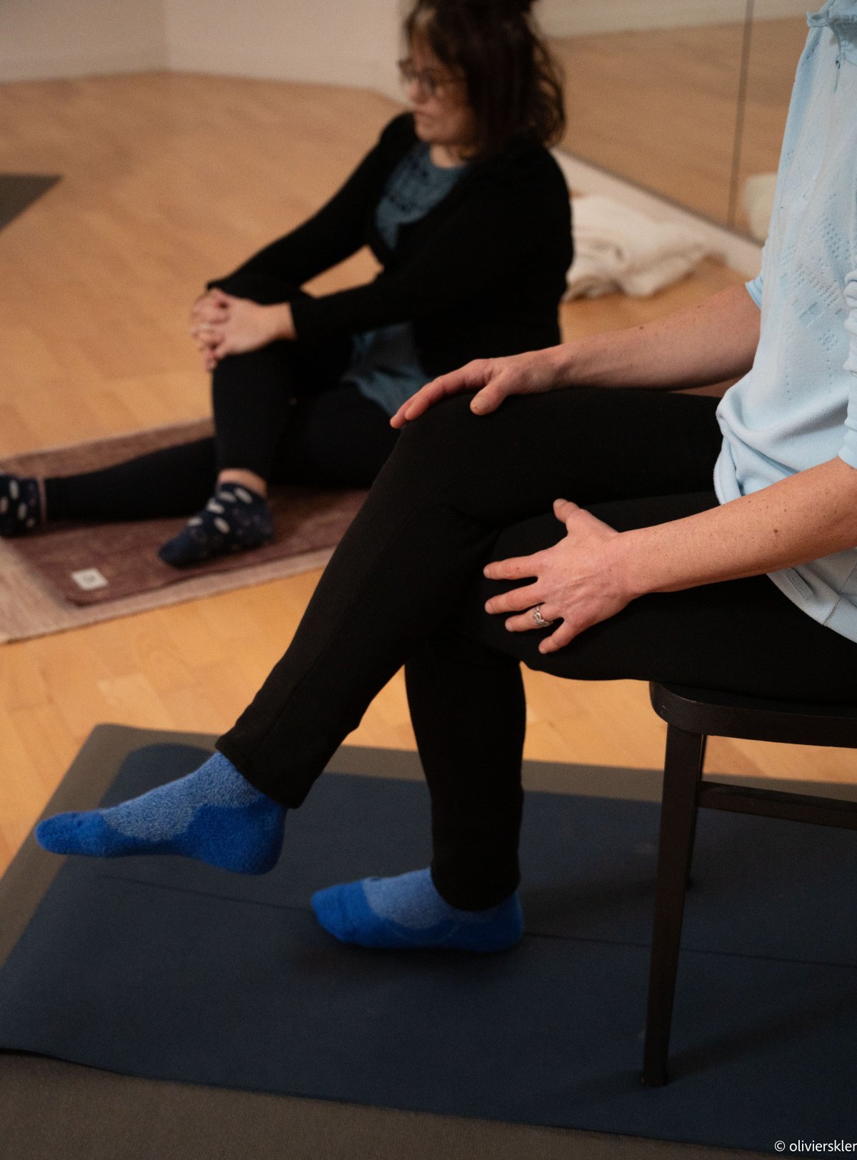 Atelier pour tous les corps avec chaise et tapis. Axelle Gagnard yoga. Photographe Olivier Skler