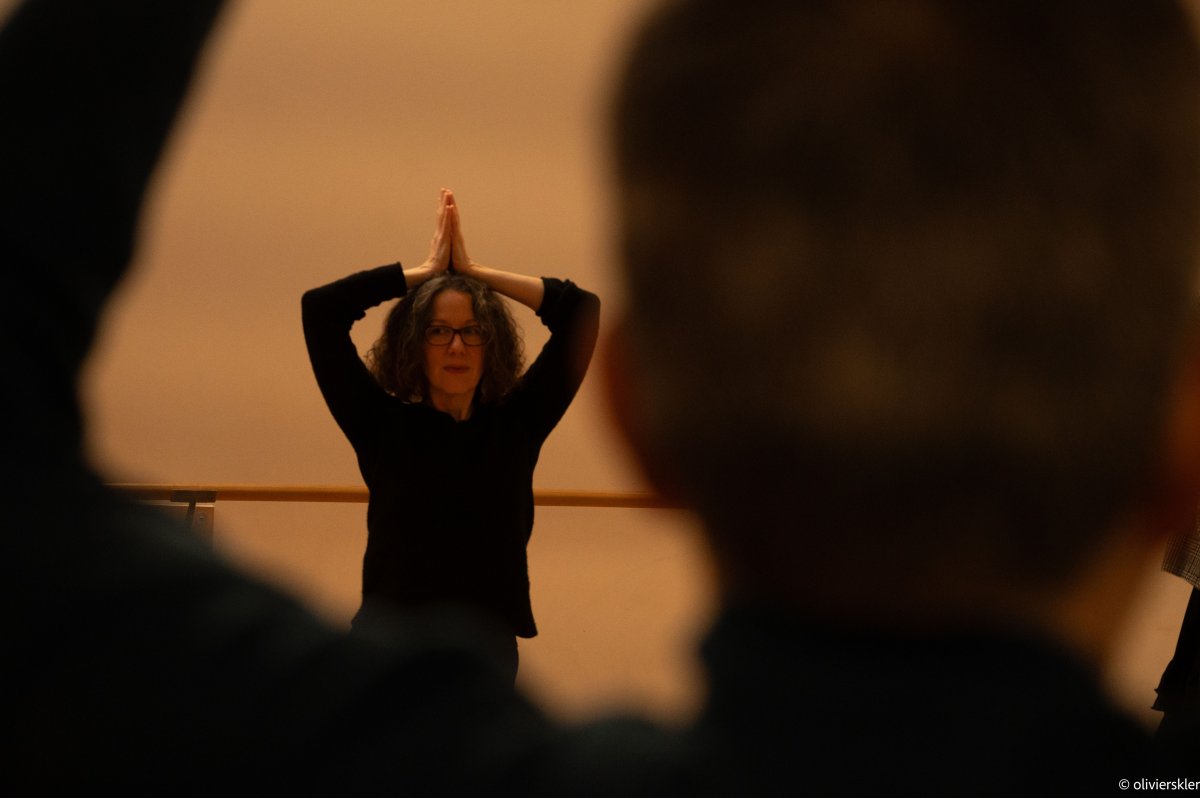 Axelle Gagnard yoga Belfort posture de l'arbre Posture de Hatha yoga en cours collectif à Belfort. Axelle Gagnard. Photographe Olivier Skler