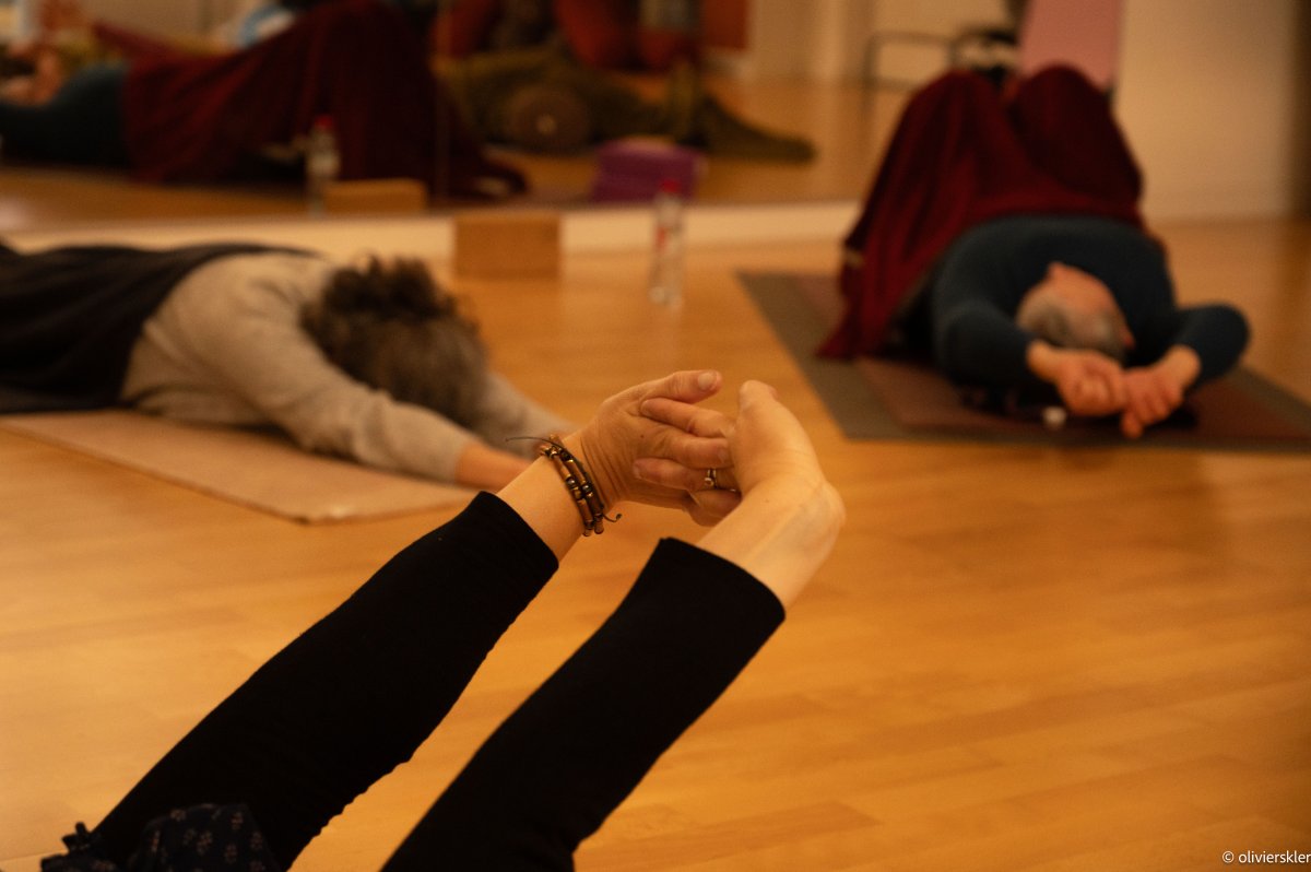 Cours collectif au studio. Axelle Gagnard yoga Belfort. Photographe Olivier Skler