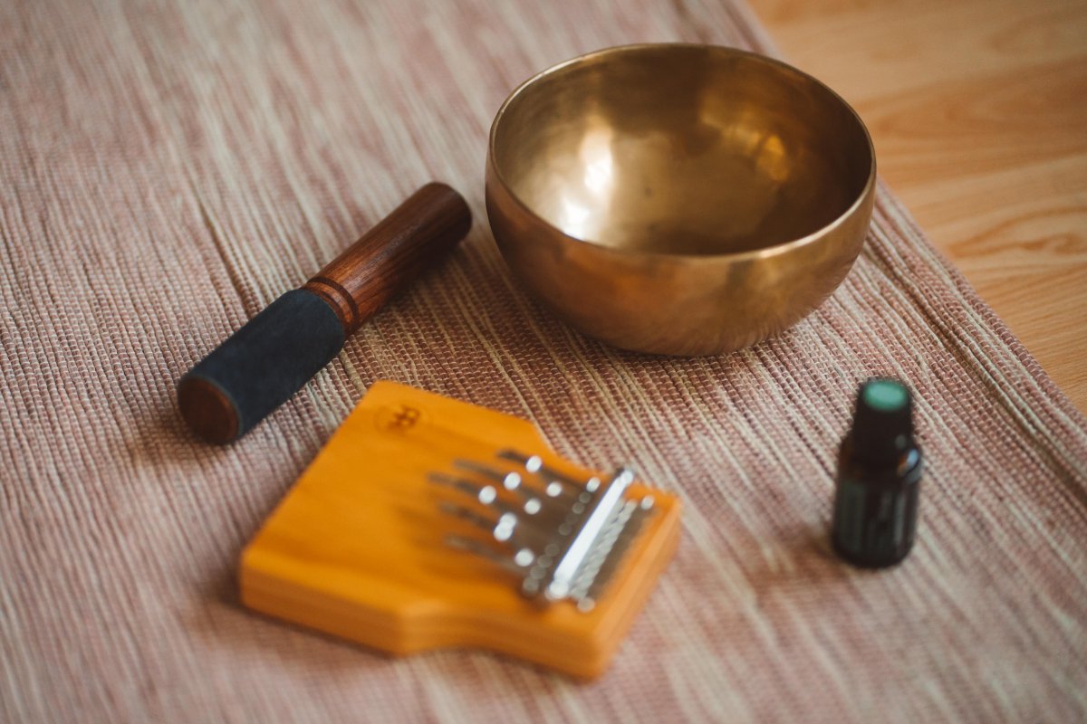Tapis de yoga, bol tibétain, kalimba et huile essentielle. Axelle Gagnard Belfort. Photographie : Tom Clément