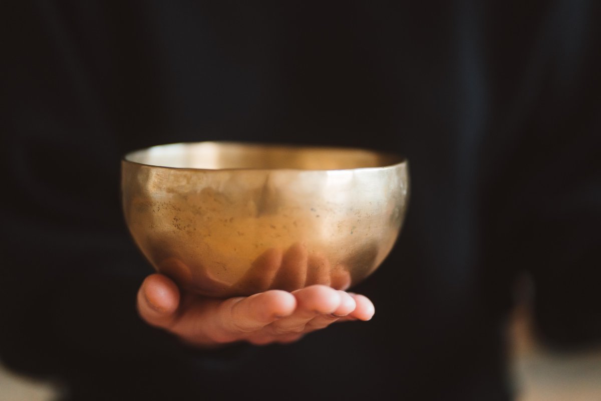 Image de bol tibétain. Axelle Gagnard yoga à Belfort. Photographe Tom Clément