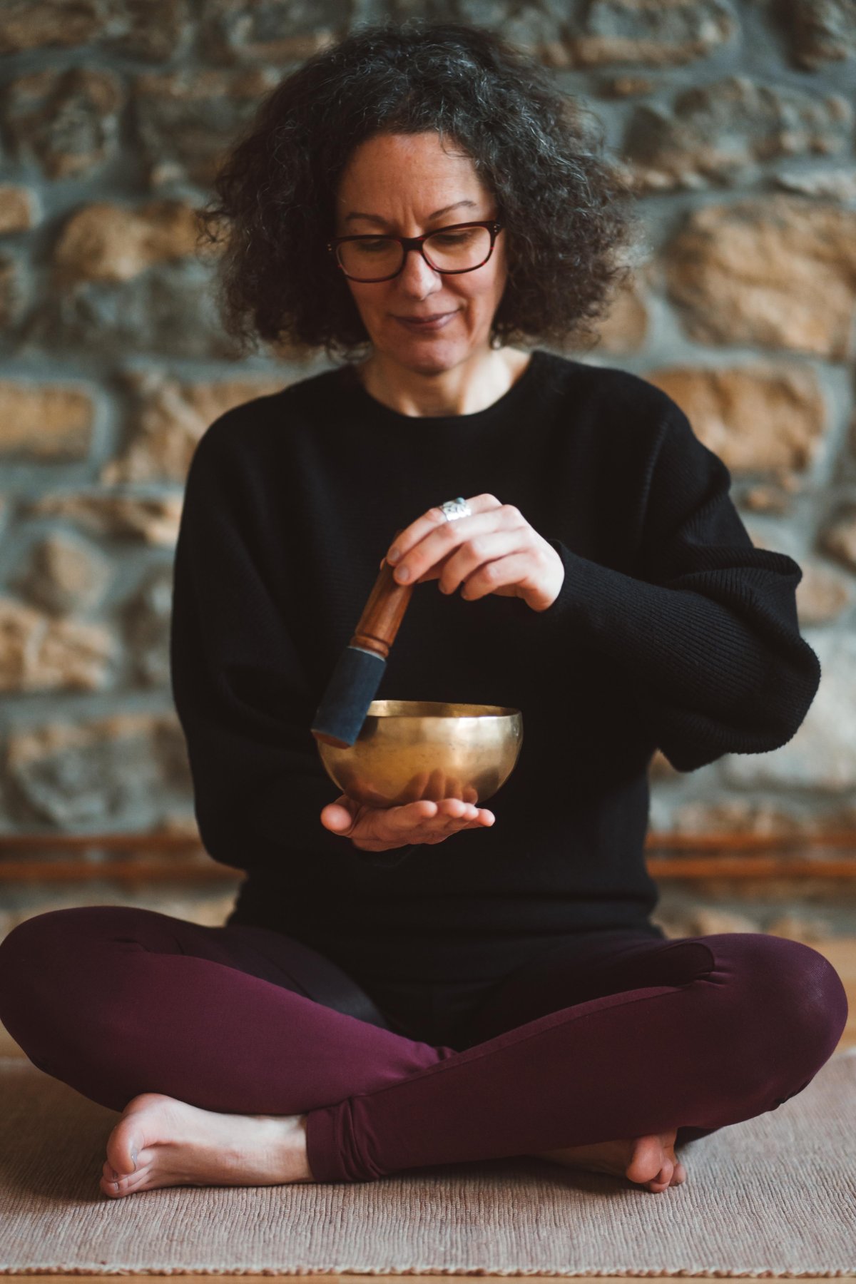 Atelier yoga et huiles essentielles Belfort Image de bol tibétain durant cours de yoga. Axelle Gagnard yoga à Belfort. Photographe Tom Clément
