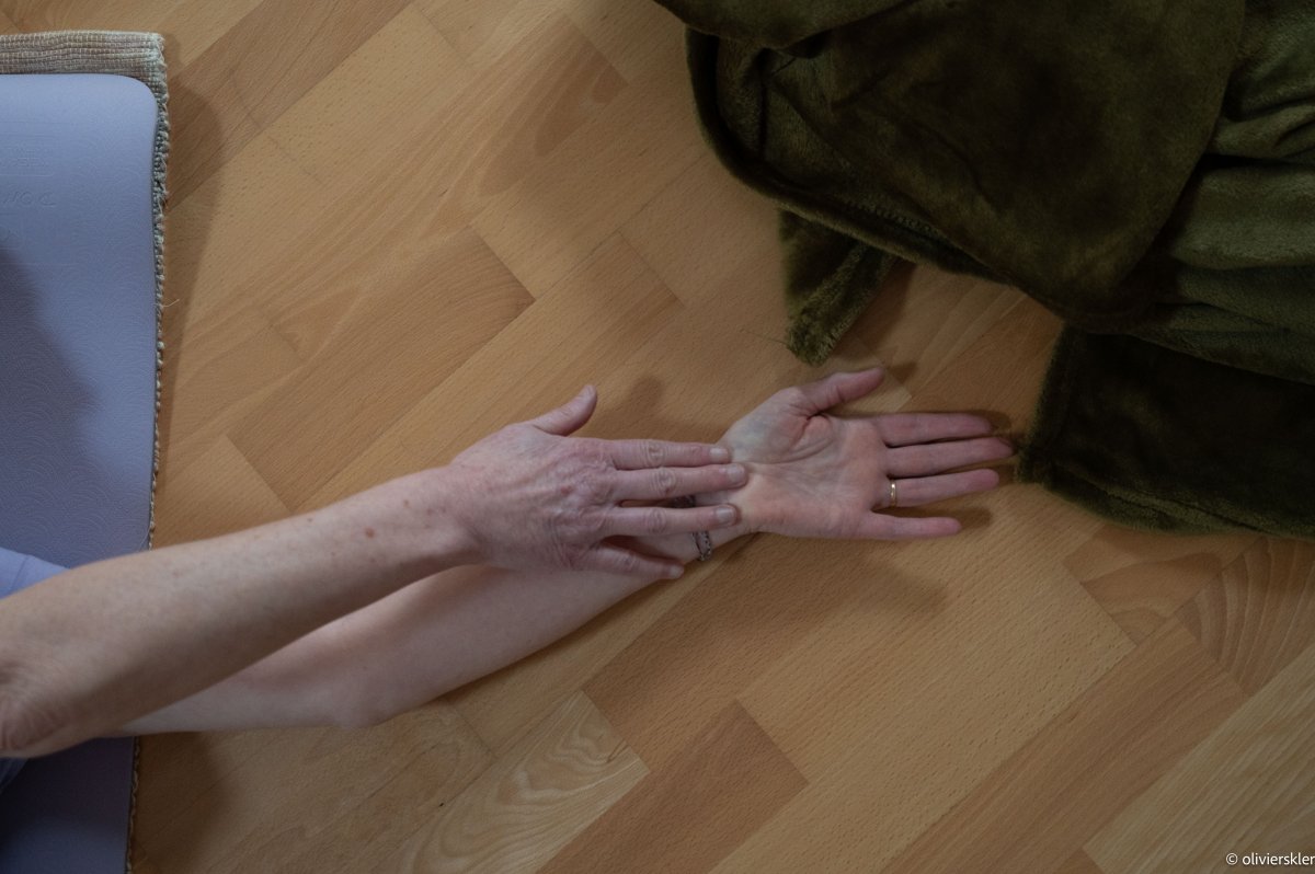 Enchaînement fluide avec les mains. Axelle Gagnard yoga Belfort. Photographe Olivier Skler