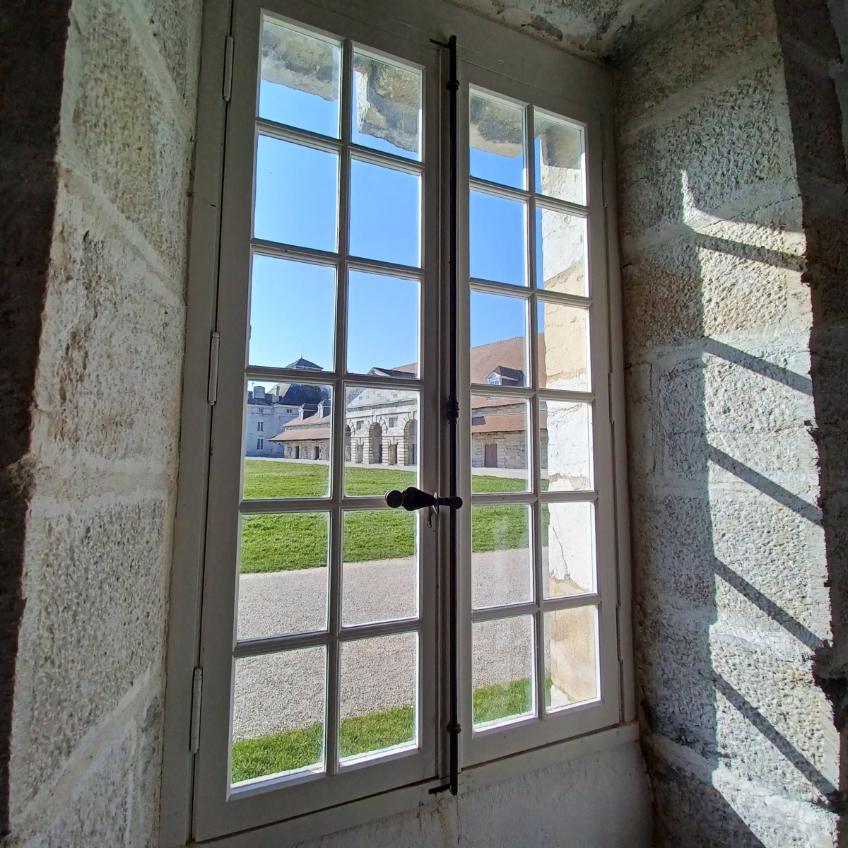 Vue sur la Maison du directeur depuis les bâtiments Est